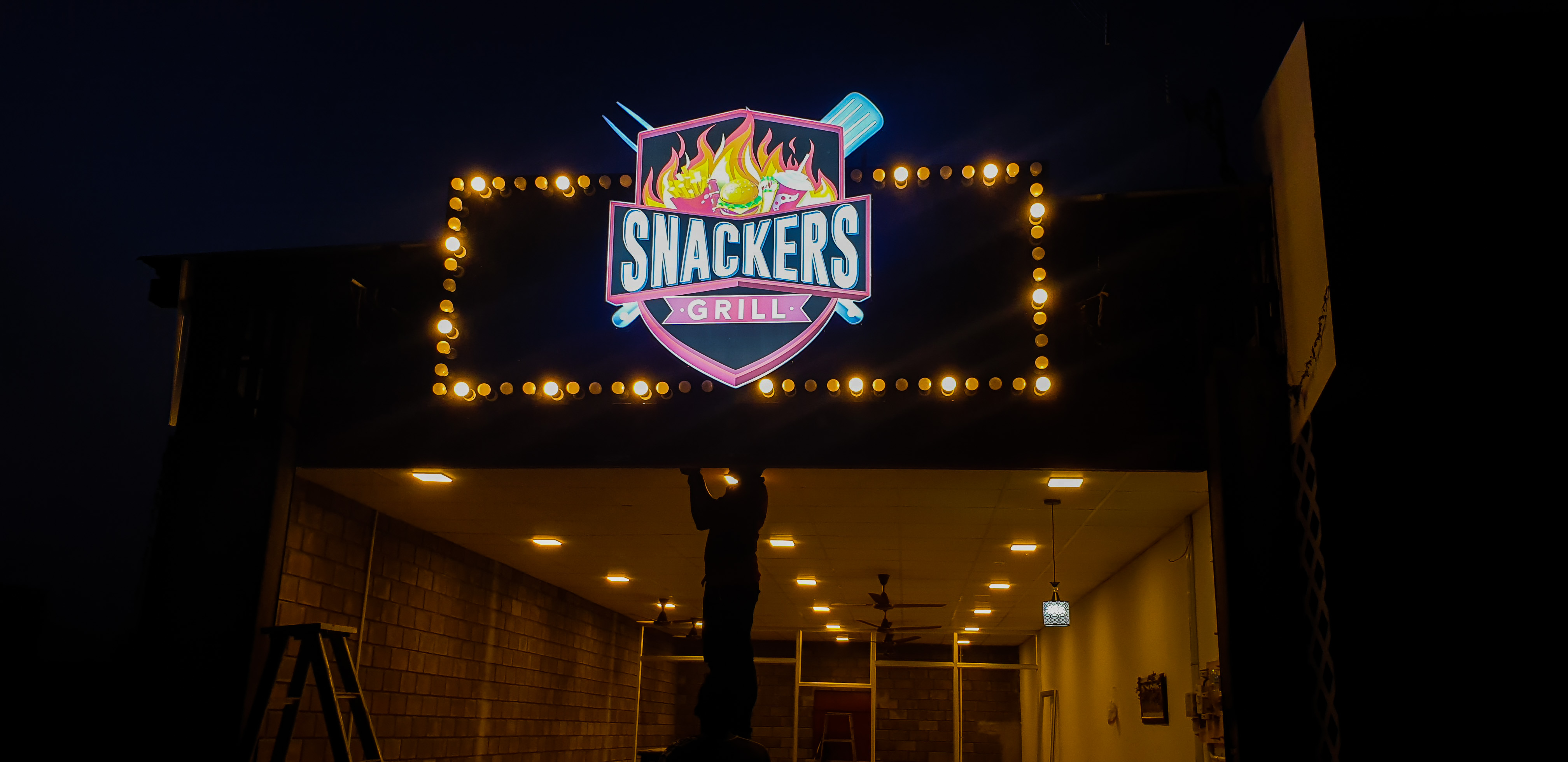 Snackers Grill Restaurant Sign